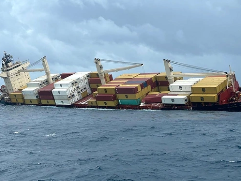 Chìm tàu MSC ELSA 3 ngoài khơi Ấn Độ: Ẩn họa từ hóa chất nguy hiểm và dầu tràn đe dọa môi trường biển