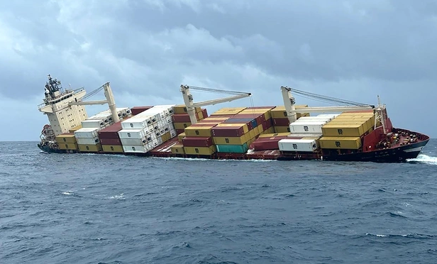 Tàu chở container treo cờ Liberia bị nghiêng ngoài khơi Ấn Độ ngày 25.5  ẢNH: AFP